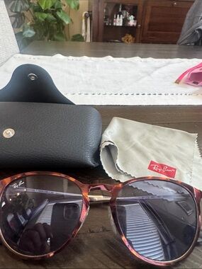 Ray-Ban Women’s Tortoiseshellt Sunglasses!